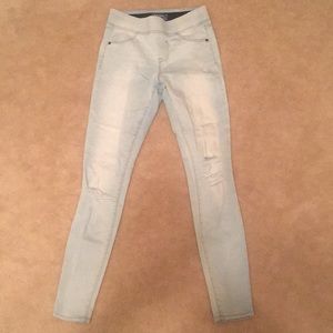 💙Light-Washed Jeans💙